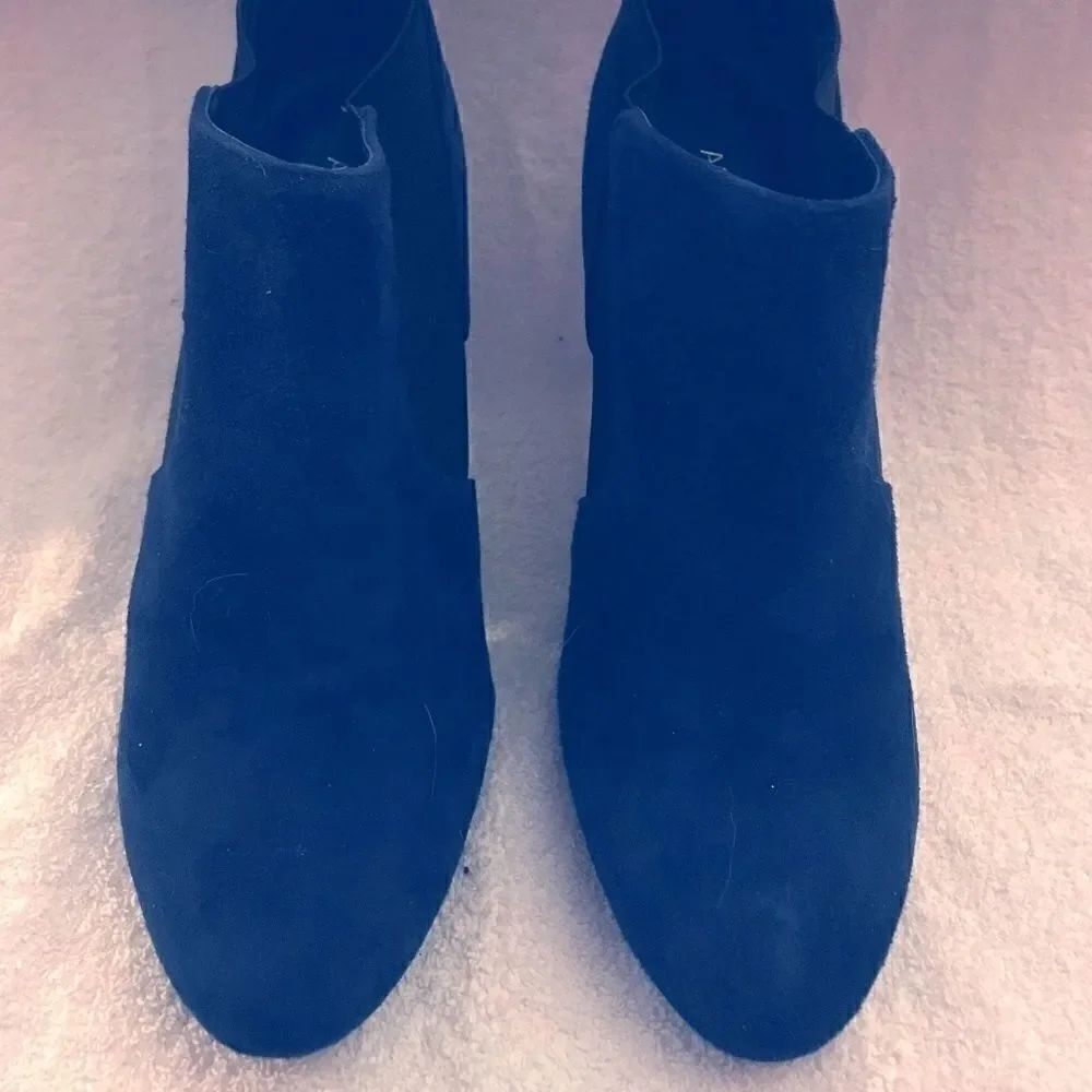 NWOT ARTURO CHIANG BLUE SUEDE BOOTIES S-7.5